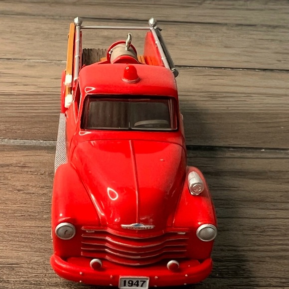 Hallmark 2022 NEW Christmas Ornament 1947 Chevrolet #20 in Fire Brigade Series - Picture 7 of 11